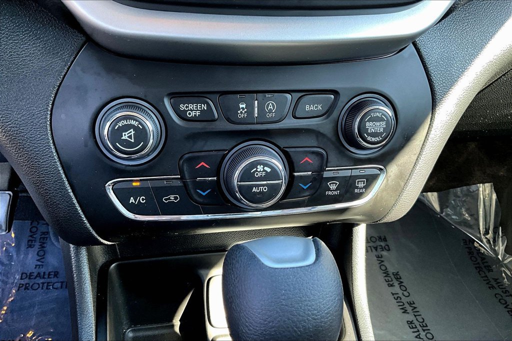 Used 2016 Jeep Cherokee Latitude w/ Comfort/Convenience Group FWD image 17