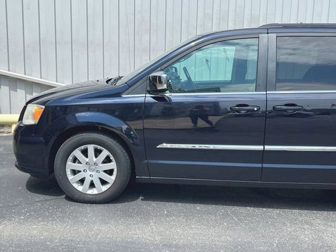 Used 2011 Chrysler Town & Country Touring-L w/ Entertainment Group #2 FWD image 19