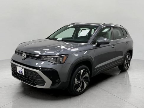 Used 2025 Volkswagen Taos SE AWD/4WD image 9