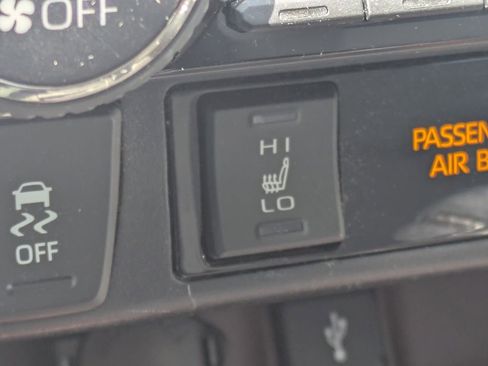 Used 2020 Toyota RAV4 Limited FWD image 39
