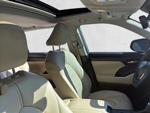 Used 2023 Toyota Highlander XLE image 26