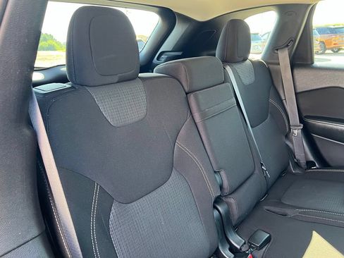 Used 2015 Jeep Cherokee Latitude w/ Cold Weather Group AWD/4WD image 18