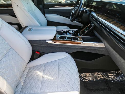Used 2025 Cadillac Escalade ESV Sport Platinum w/ LPO, Floor Liner Package AWD/4WD image 15