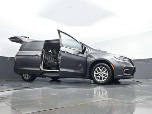 Used 2023 Chrysler Pacifica Touring-L image 34