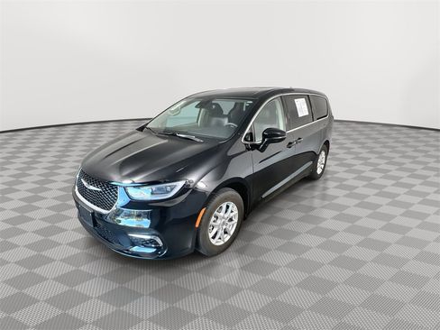 Used 2024 Chrysler Pacifica Touring-L image 4