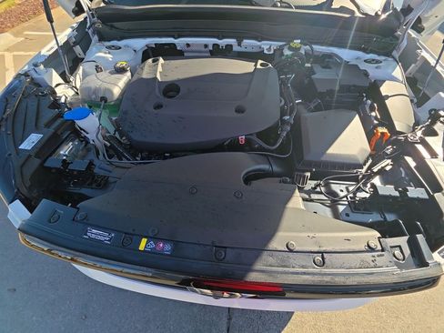 Certified 2025 Volvo XC40 B5 Plus image 41