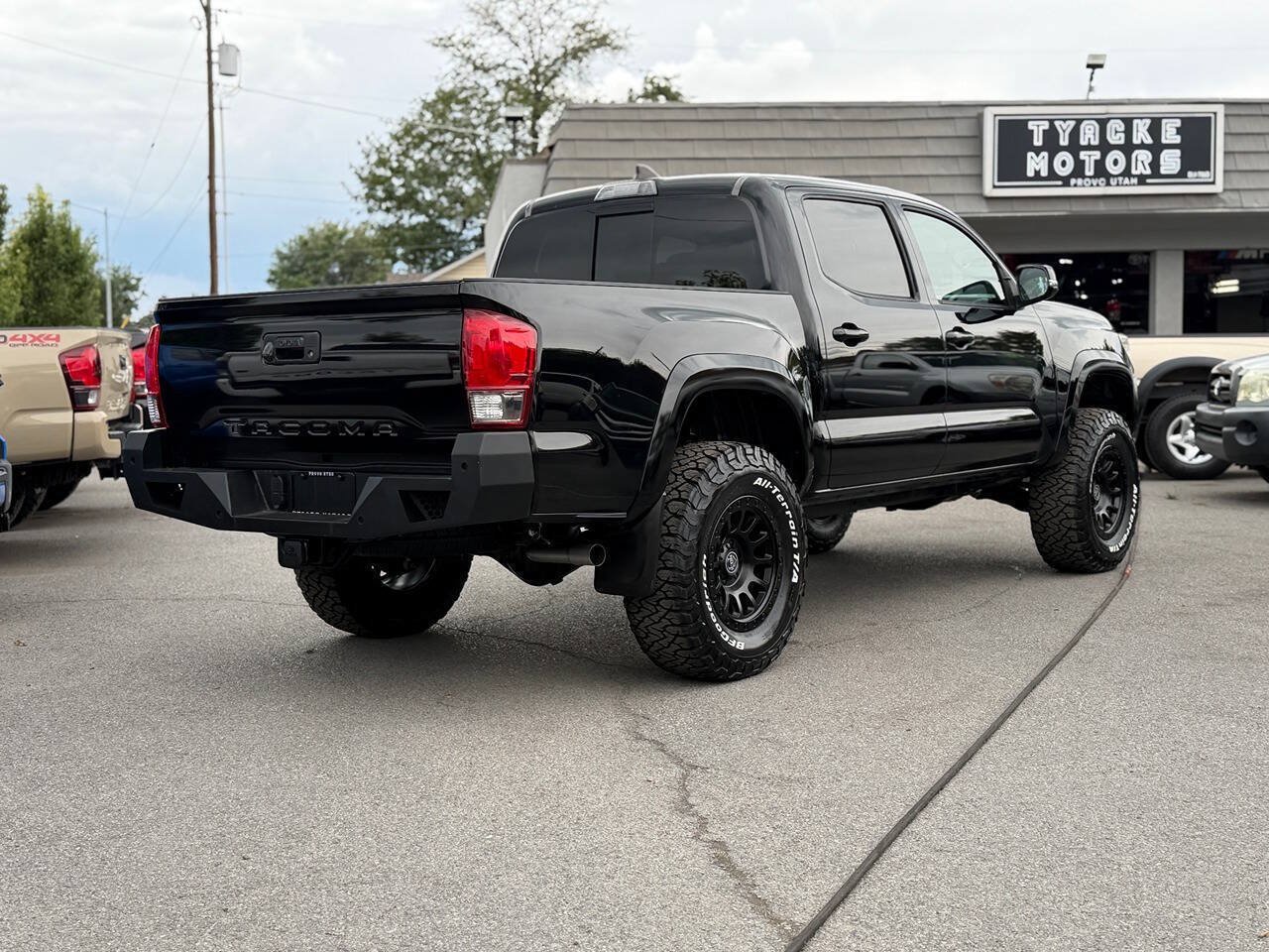 Used 2017 Toyota Tacoma TRD Sport w/ Premium & Technology Package AWD/4WD image 4