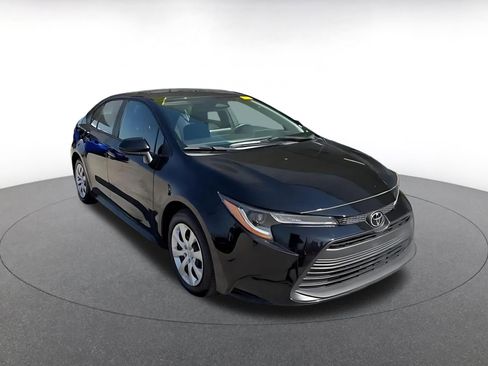 Used 2025 Toyota Corolla LE image 3