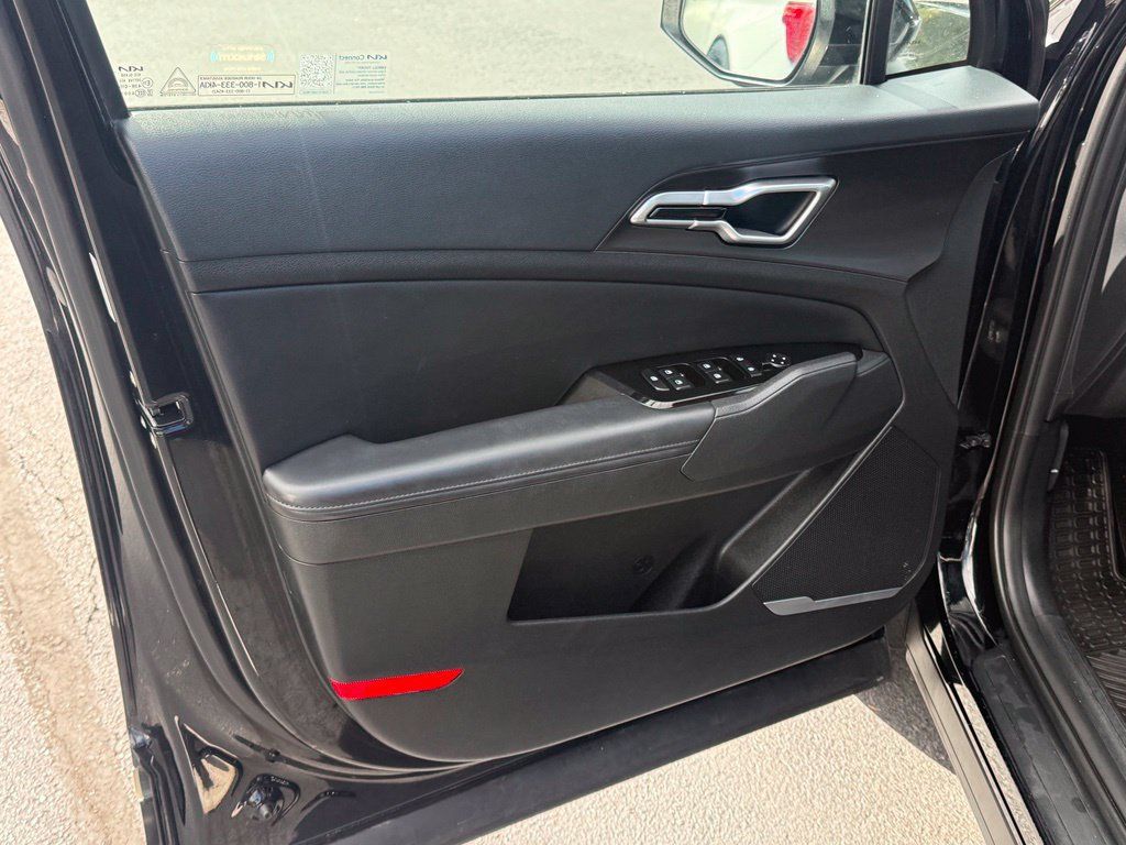 Used 2023 Kia Sportage EX AWD/4WD image 13