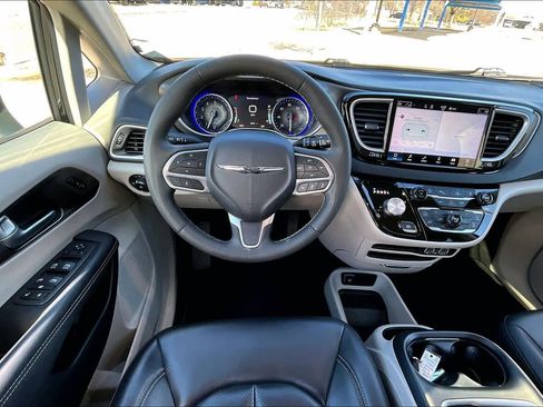 Used 2023 Chrysler Pacifica Touring-L image 6