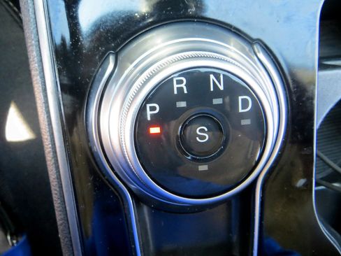 Used 2020 Ford Edge SE image 10