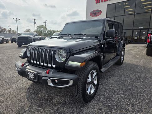 Used 2018 Jeep Wrangler Unlimited Sahara image 3