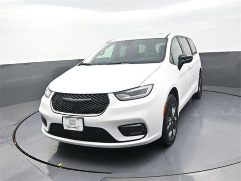New 2026 Chrysler Pacifica Select image 3