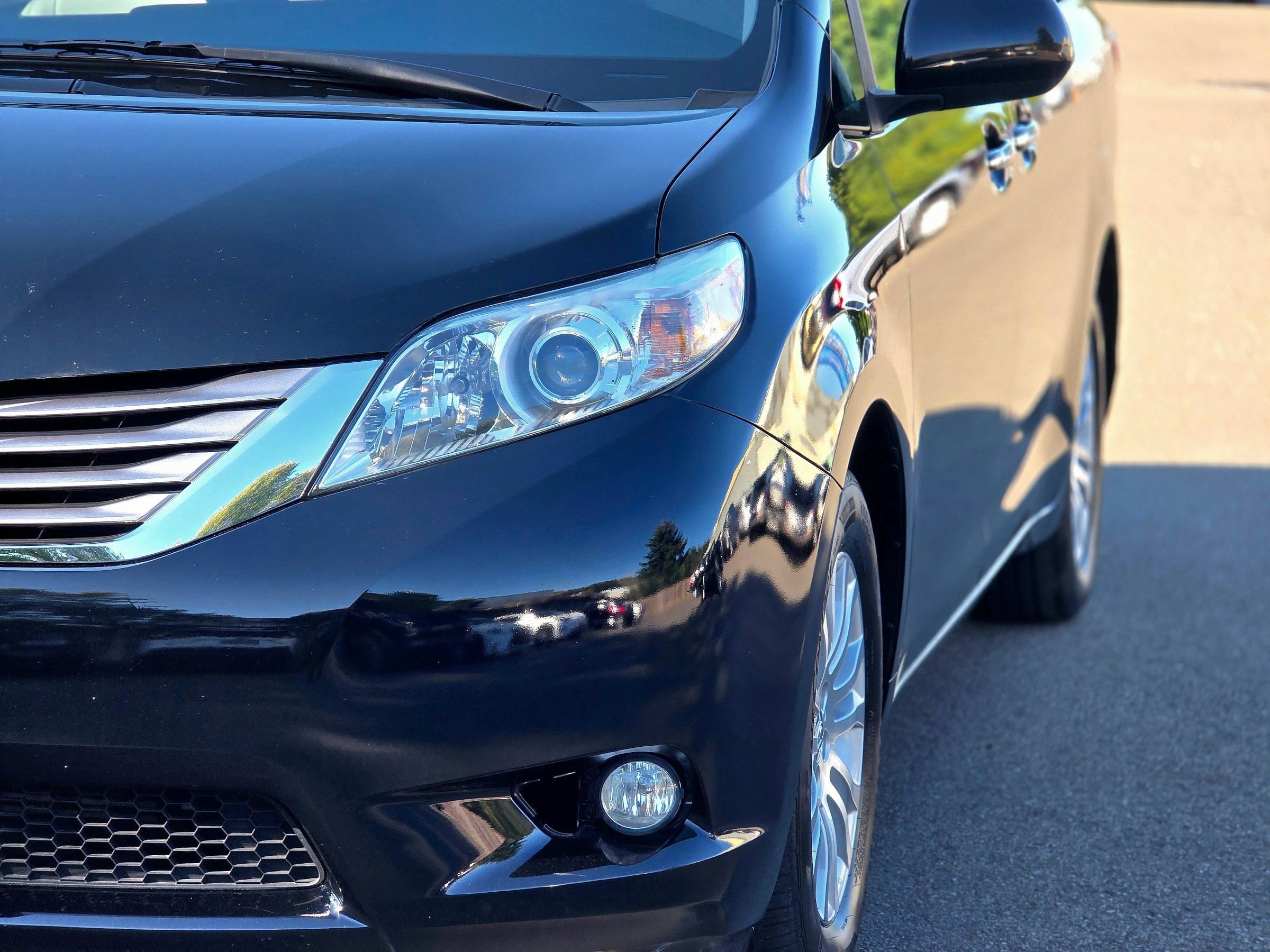 Used 2017 Toyota Sienna XLE w/ XLE Navigation Package FWD image 5