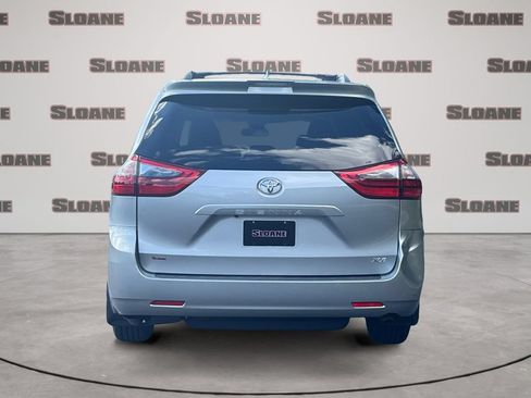 Used 2020 Toyota Sienna XLE w/ Carpet Mat Package FWD image 4