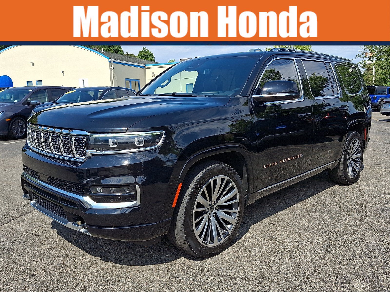 Used 2024 Jeep Grand Wagoneer Series III w/ HD Trailer Tow Package AWD/4WD image 1