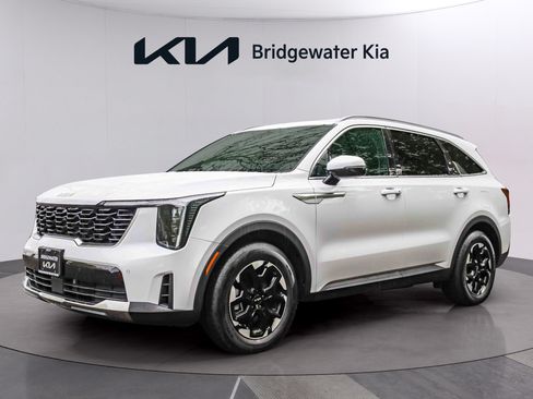 Certified 2025 Kia Sorento S FWD image 3