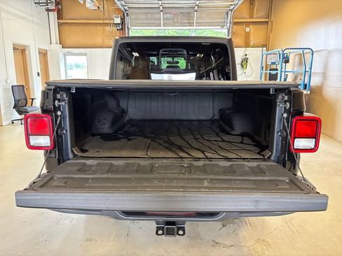 Used 2022 Jeep Gladiator Overland w/ Popular Equipment Package AWD/4WD image 18