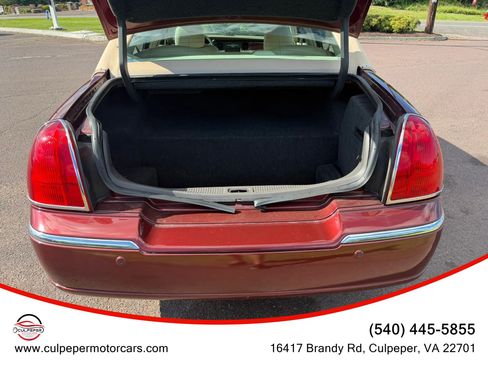 Used 2004 Lincoln Town Car Signature RWD image 11