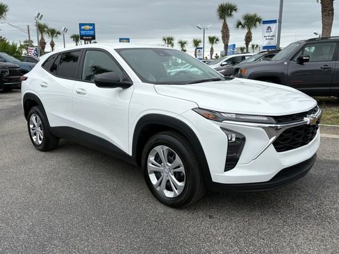 Used 2025 Chevrolet Trax LS FWD image 7