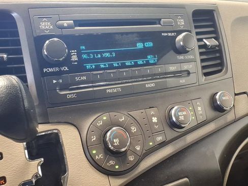 Used 2011 Toyota Sienna LE FWD image 15