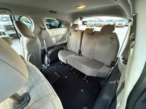 Used 2024 Toyota Sienna LE FWD image 18