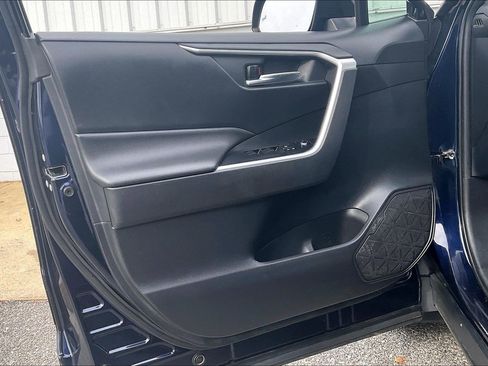 Used 2020 Toyota RAV4 XLE image 28