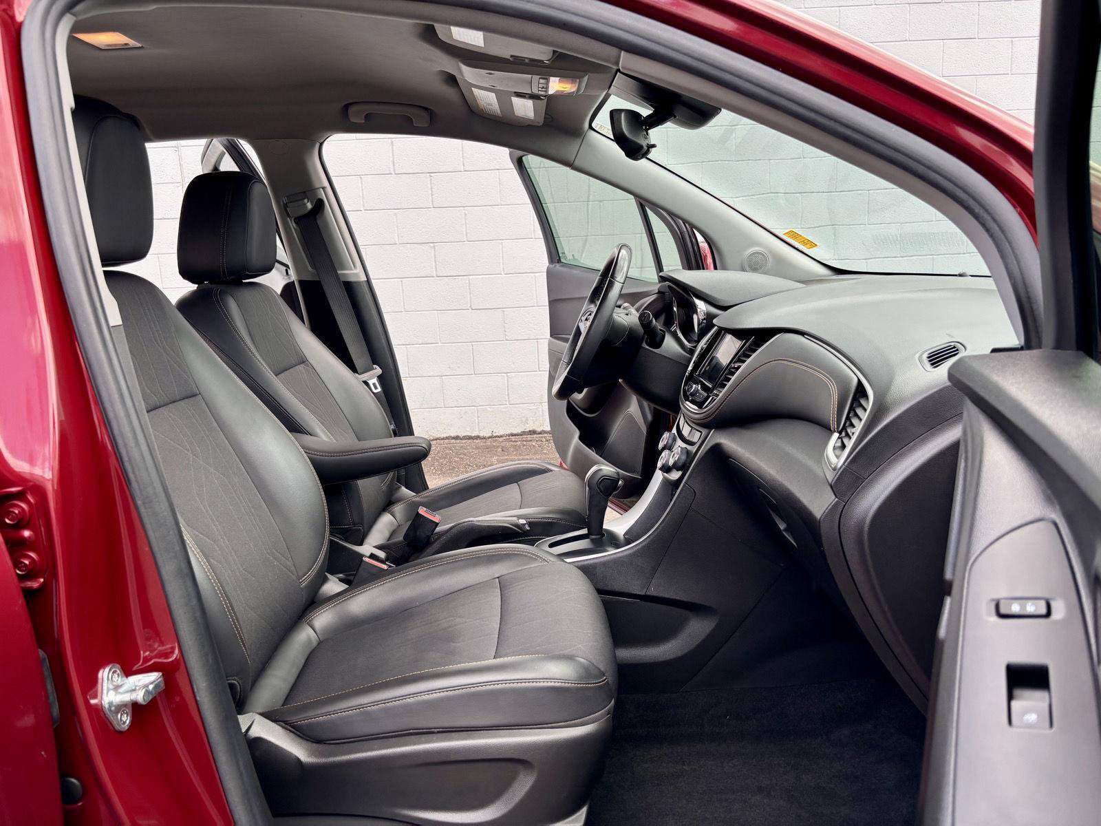 Used 2022 Chevrolet Trax LT w/ LT Convenience Package AWD/4WD image 22