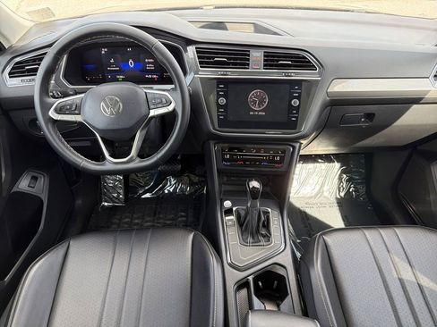 Used 2022 Volkswagen Tiguan SE FWD image 2
