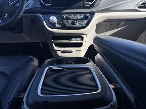 Used 2024 Chrysler Pacifica Touring-L image 15