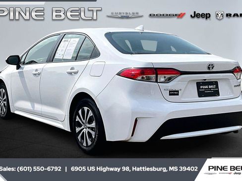 Used 2022 Toyota Corolla LE image 3