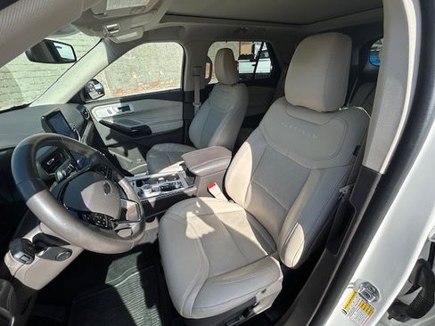 Used 2022 Ford Explorer Platinum w/ Technology Package image 10