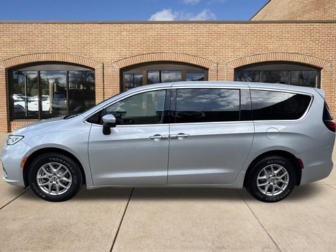 Used 2023 Chrysler Pacifica Touring-L FWD image 13