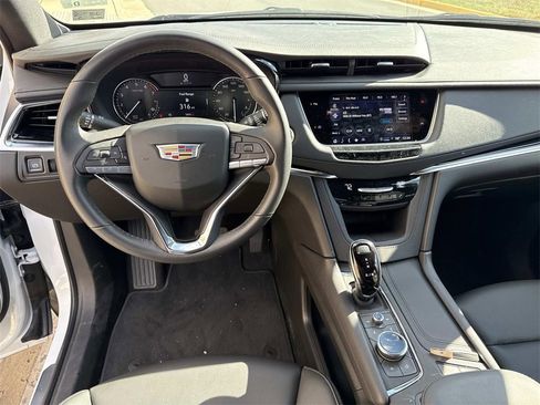 New 2025 Cadillac XT6 Luxury image 18