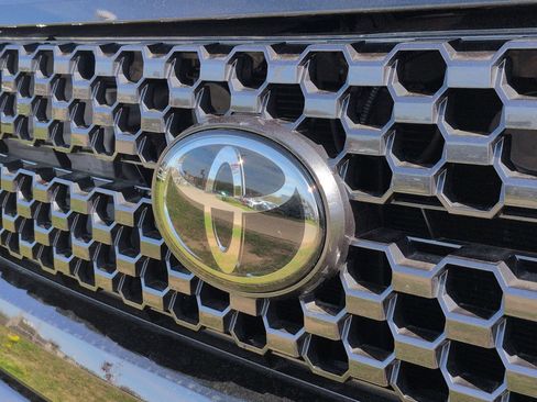 Used 2018 Toyota Tundra Platinum AWD/4WD image 32