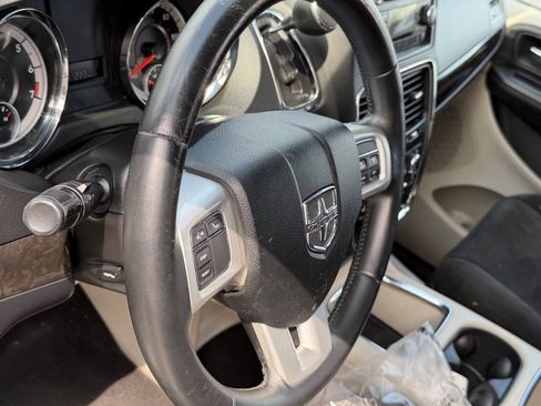 Used 2013 Dodge Grand Caravan SXT w/ UConnect Hands-Free Group FWD image 9