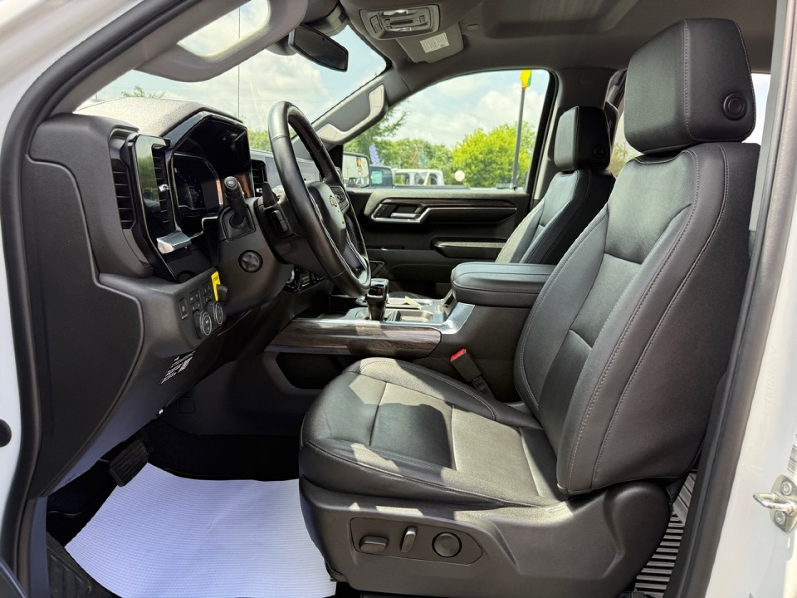 Used 2023 Chevrolet Silverado 1500 LTZ w/ LTZ Convenience Package II AWD/4WD image 26