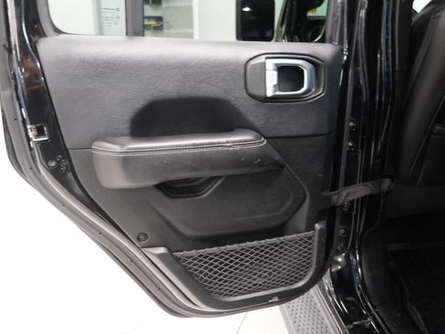Used 2018 Jeep Wrangler Unlimited Sahara AWD/4WD image 25