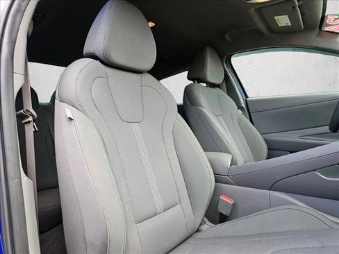 Used 2024 Hyundai Elantra SE FWD image 19