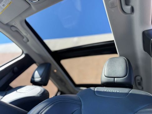 Used 2019 Jeep Cherokee Limited image 9