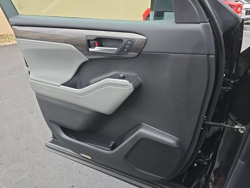 Certified 2025 Toyota Highlander Limited AWD/4WD image 32
