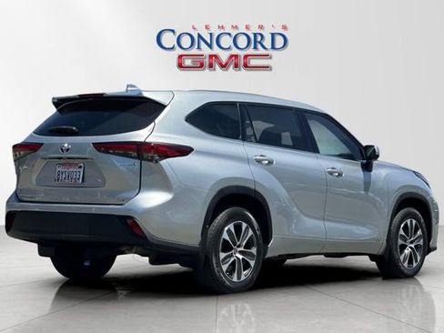 Used 2022 Toyota Highlander XLE AWD/4WD image 4
