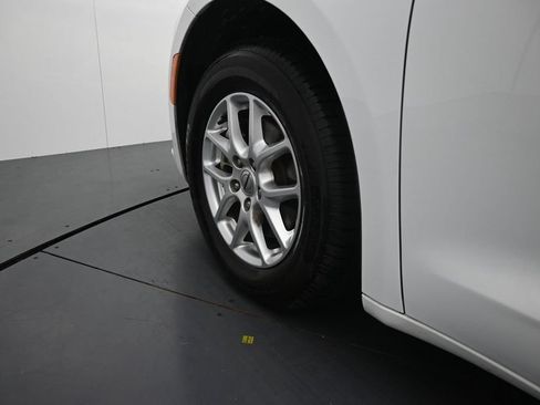 Used 2024 Chrysler Pacifica Touring-L FWD image 11