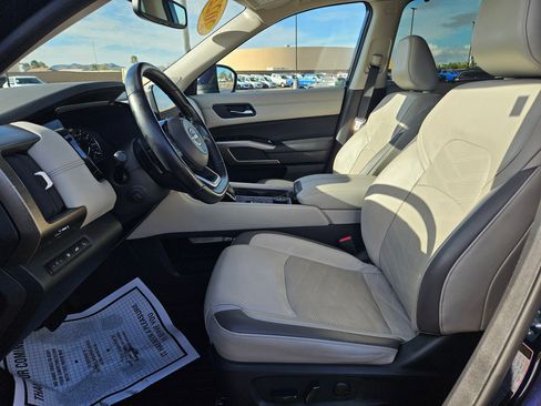 Used 2022 Nissan Pathfinder Platinum image 18