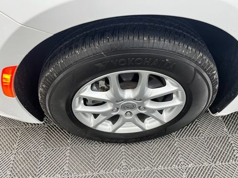 Used 2023 Chrysler Pacifica Touring FWD image 15
