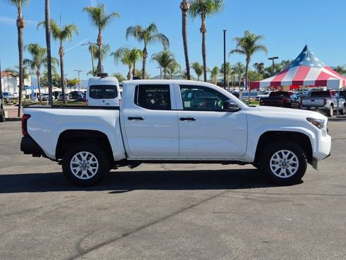 Used 2025 Toyota Tacoma SR image 4