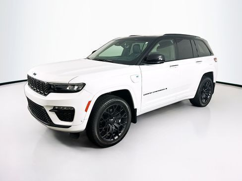 Used 2024 Jeep Grand Cherokee Summit AWD/4WD image 3