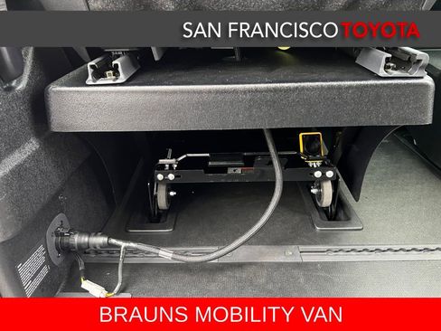 Used 2025 Toyota Sienna XLE image 24