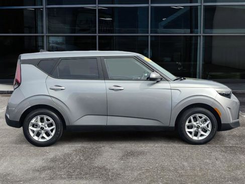 Used 2025 Kia Soul LX w/ LX Technology Package FWD image 4