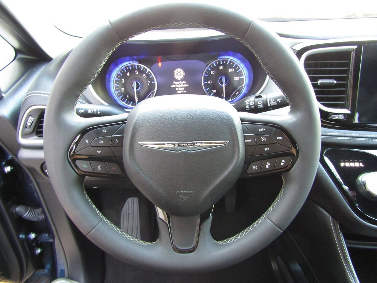 Used 2025 Chrysler Pacifica Limited FWD image 7